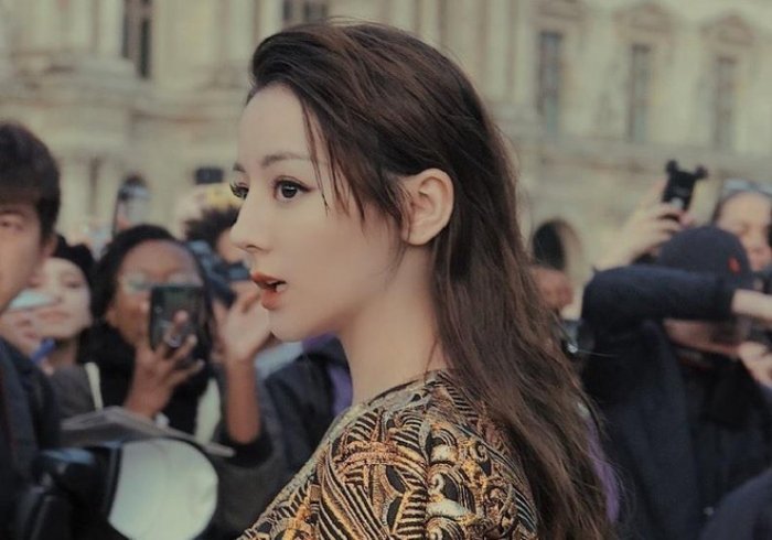 Mơ thấy đi du lịch Trung Quốc gặp Địch Lệ Nhiệt Ba