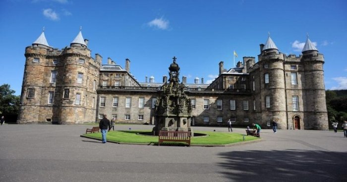 Thấy hình ảnh cung điện Holyroodhouse tráng lệ khi đi du lịch Anh trong mơ