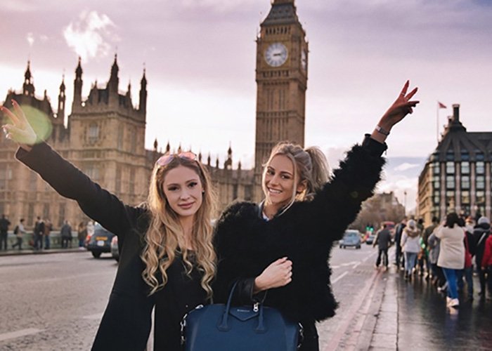 Mộng thấy mình cùng bạn bè chụp ảnh ở chân đồng hồ Big Ben