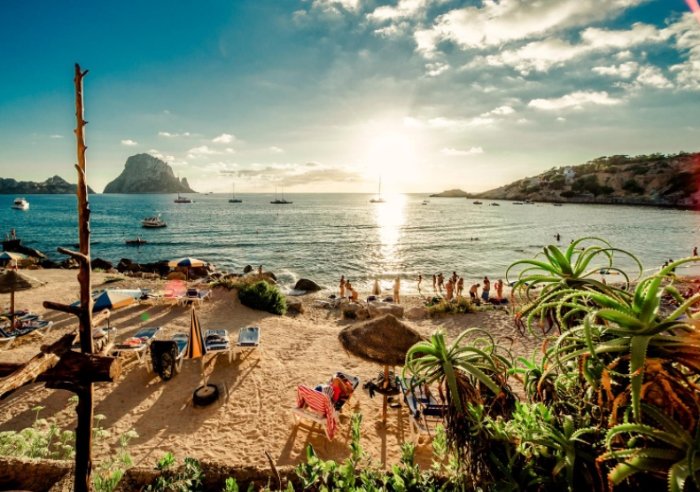 Khi mộng thấy đang tắm trong bãi biển Playa Blanca của Tây Ban Nha đánh luôn 10 - 05