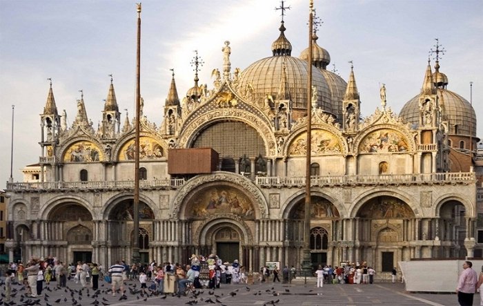 Khi mộng thấy đang ăn cơm trên quảng trường San Marco của Ý đánh luôn con số 00 - 96
